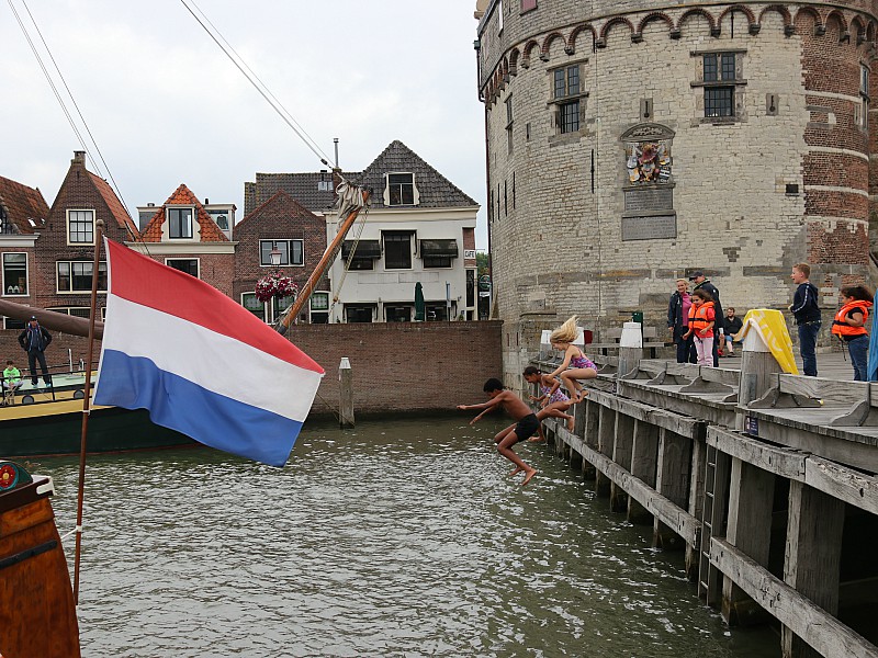 Springen in de haven van Hoorn, pal onder het beroemde torentje!