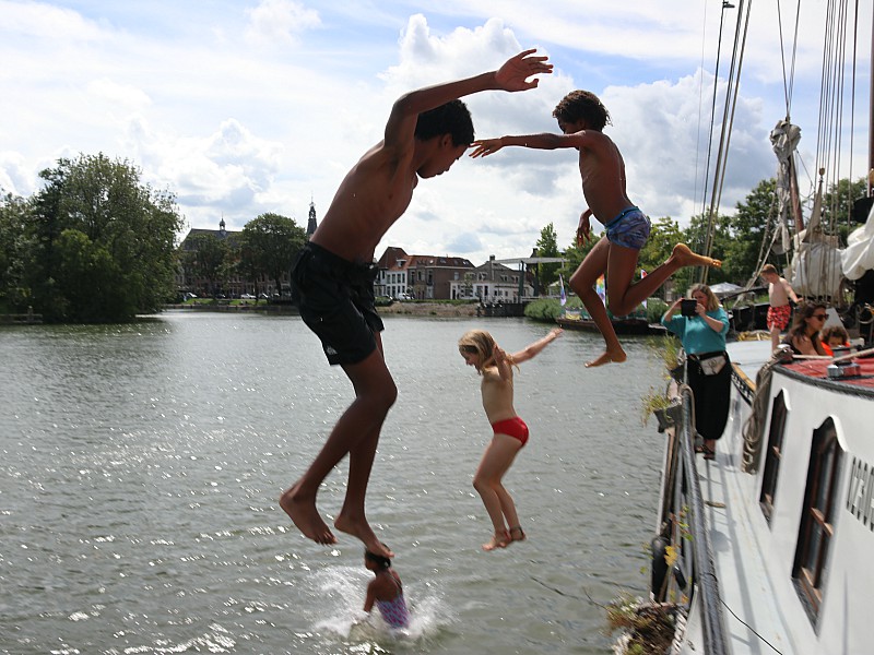 Een frisse duik in de stadshaven van Weesp!