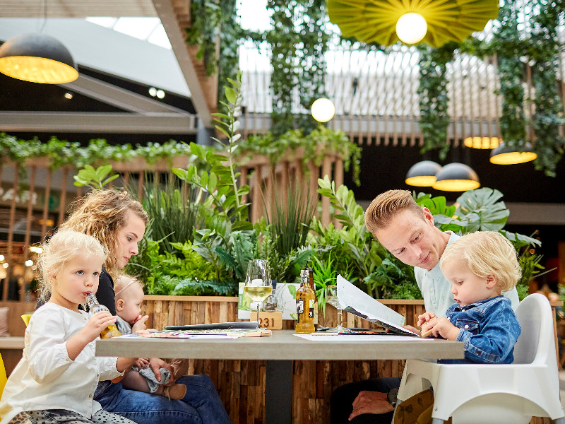 Met de baby eten bij het restaurant