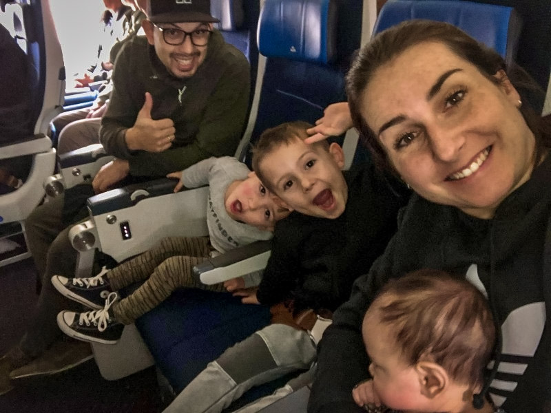 Met het hele gezin in het vliegtuig