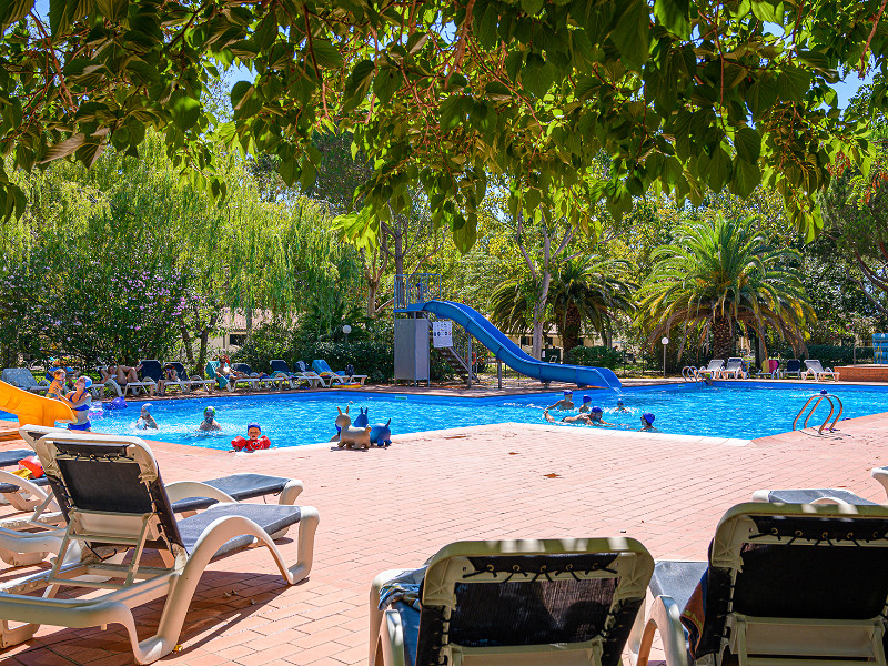 Het zwembad van vakantiepark Ghiacci Vecchi in Toscane