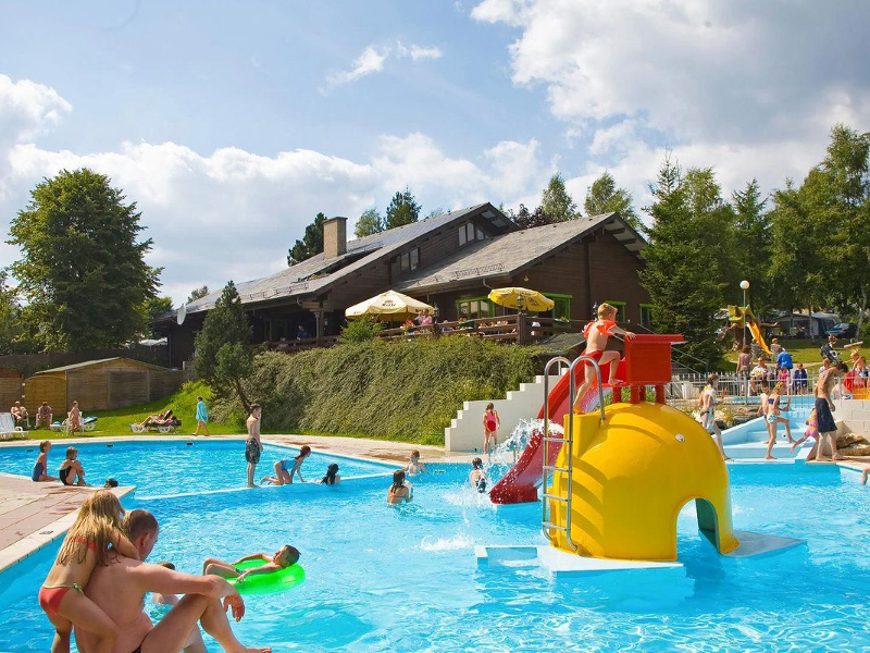 Kinderen spelen en zwemmen op glamping camping Petit Suisse in de Ardennen