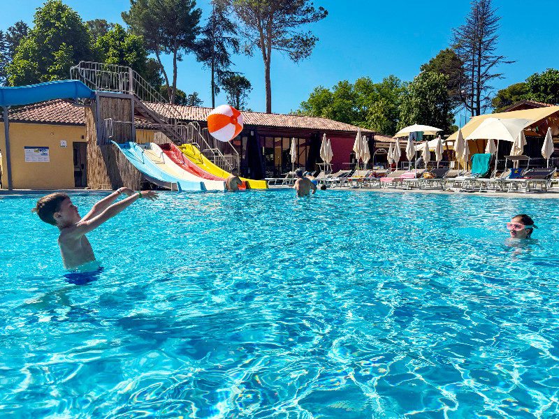 Lekker spelen in het zwembad van Trasimeno Glamping Resort