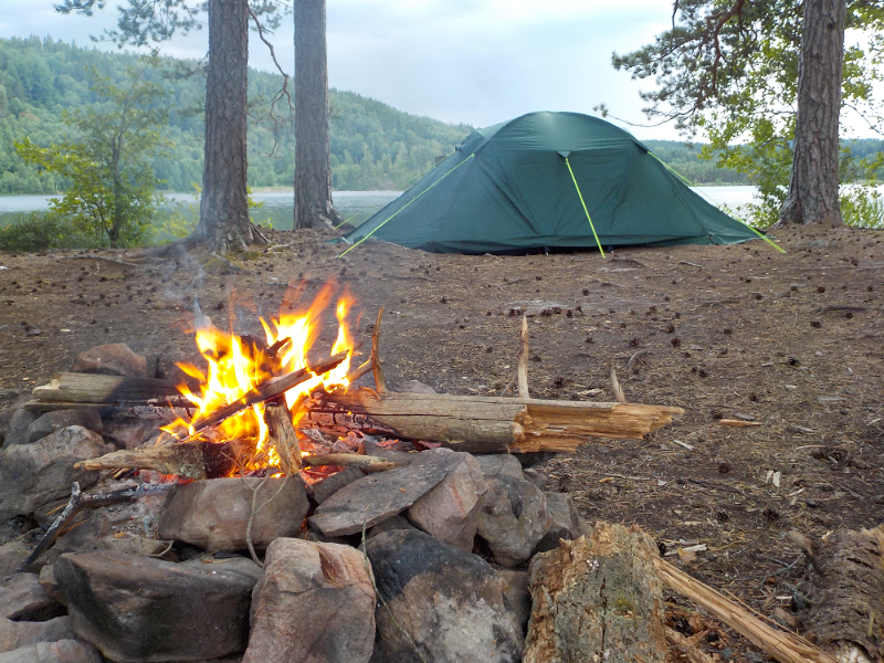 Overnachten op een eiland met de kids via Going North tijdens een trip door de Zweedse wildernis.