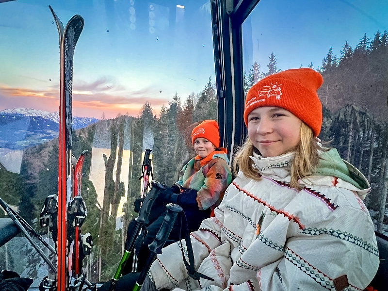 In de gondel naar de skipiste