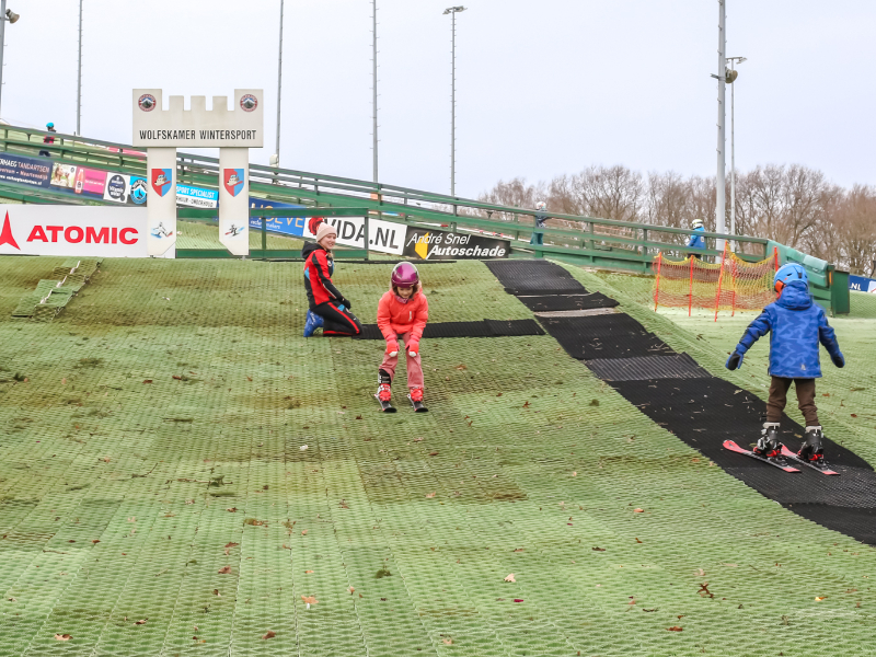 Skiles op de borstelbaan van Wolfskamer Wintersport in Huizen, Nederland
