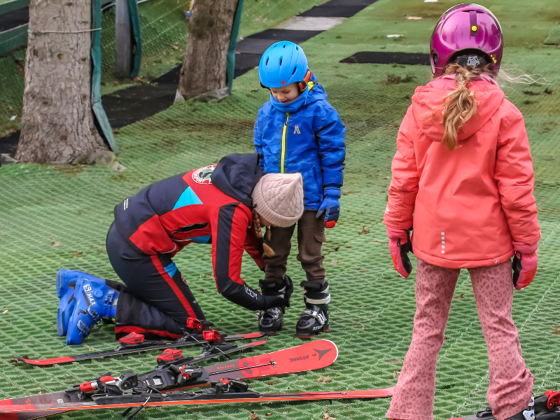 Eerst maar eens oefenen met het aan- en uit doen van de ski's!