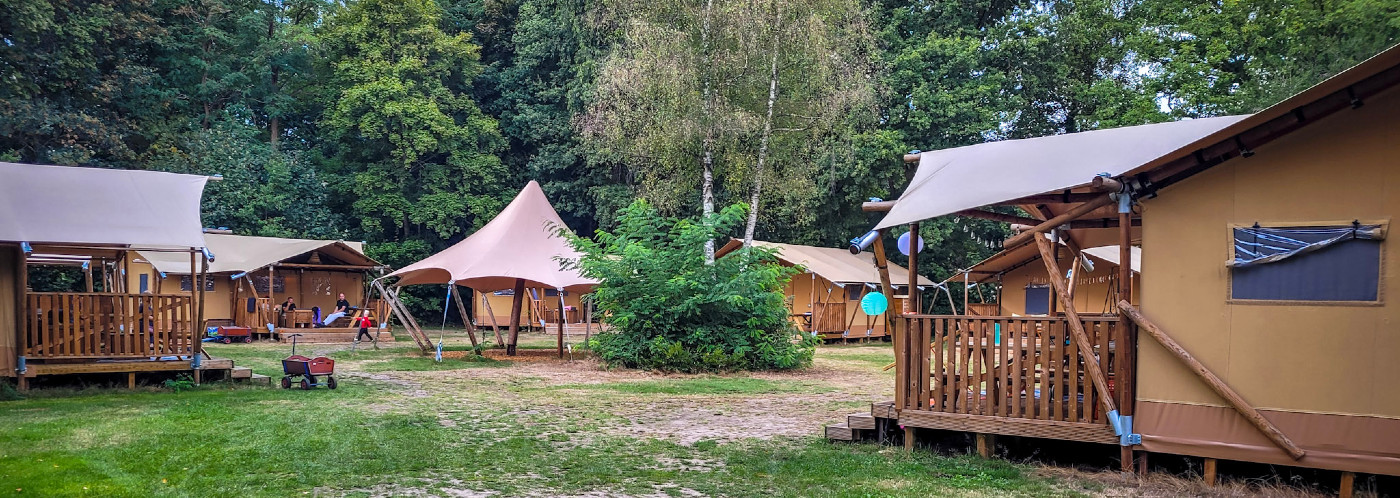 Gezellig rondje van glamping tenten bij Gooise Heide