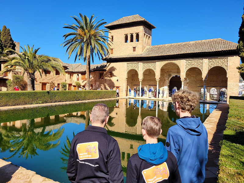 We bezoeken de Alhambra, Oosterse gebouwen, tuinen, fonteinen, en meer
