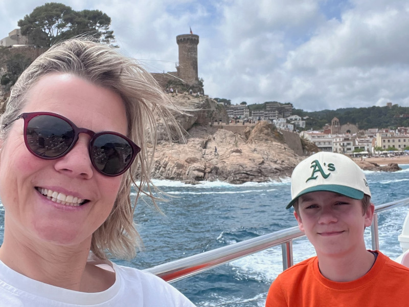 Barbara en haar zoon op een boottocht langs de kust van de Costa Brava Barbara en haar zoon op een boottocht langs de kust van de Costa Brava