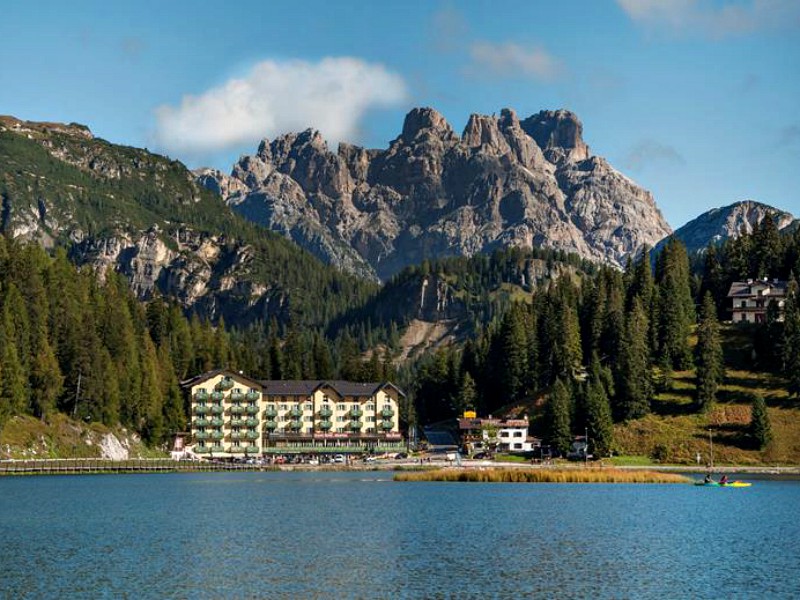 Hotel Misurina met de bergen op de achtergrond