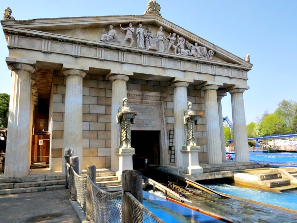 Griekse tempels zijn het decor van de water-attractie Poseidon