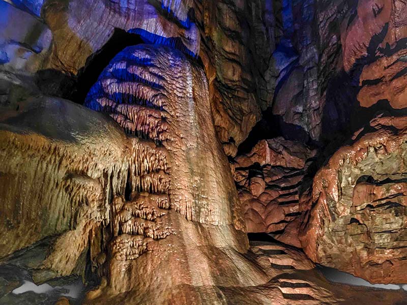 De belichtte grotten van Jura