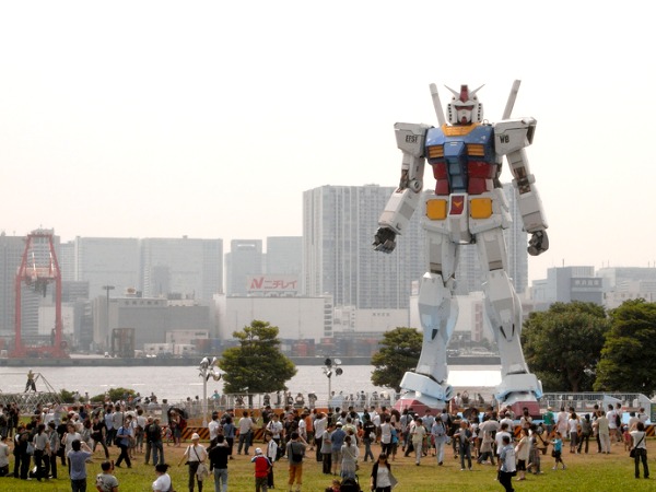 Japanners houden van robots. Deze staat midden in Tokyo