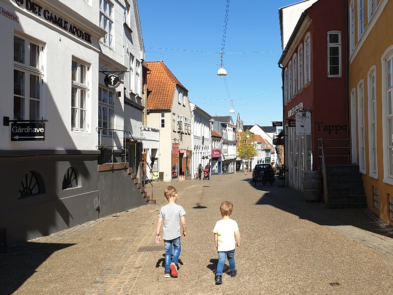 Haderslev is een leuk stadje in Zuid-Jutland. Henriette ging er op kijken, en nam ook de ferry naar het nabijgelegen eiland Årø 