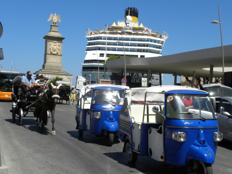 Koetsjes en tuktuks bij de haven van Palermo
