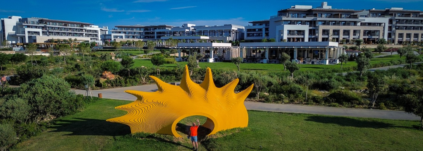 Patrick en de zon bij het Anda Barut Collection Hotel