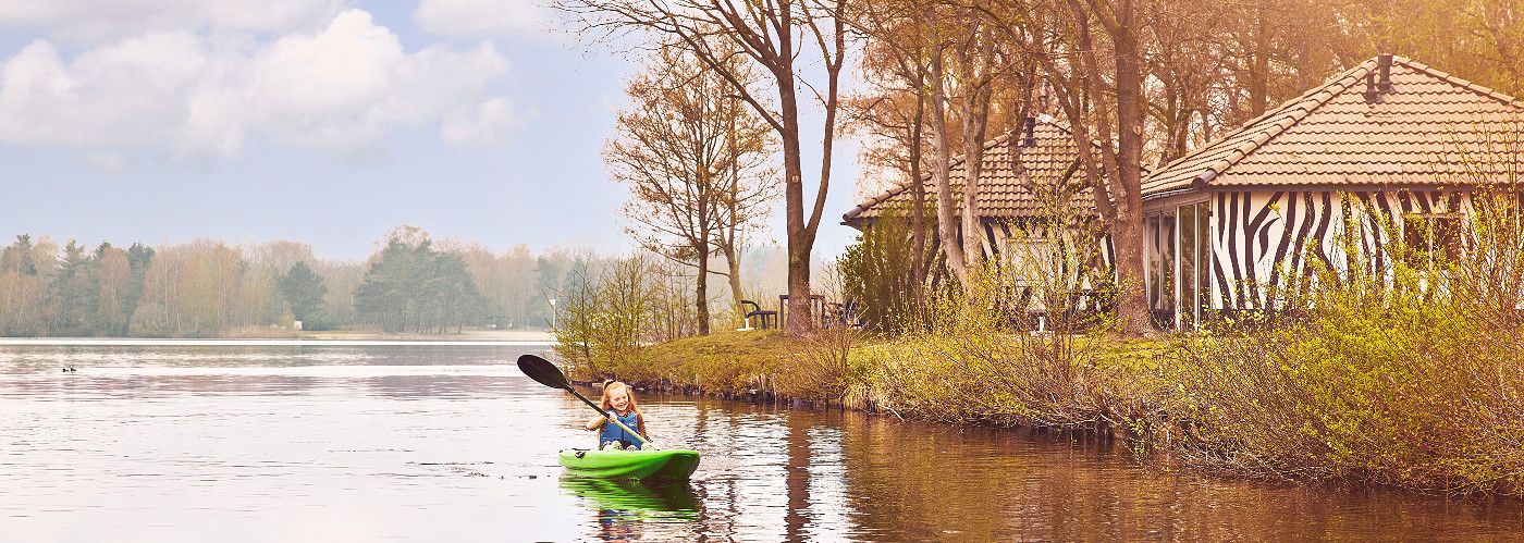 Kanoën op het meer bij Vakantiepark Beekse Bergen