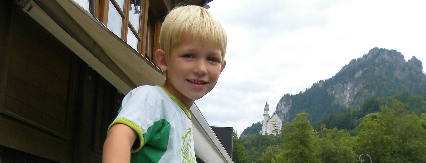 Tycho bij uitzicht op kasteel Neuschwanstein