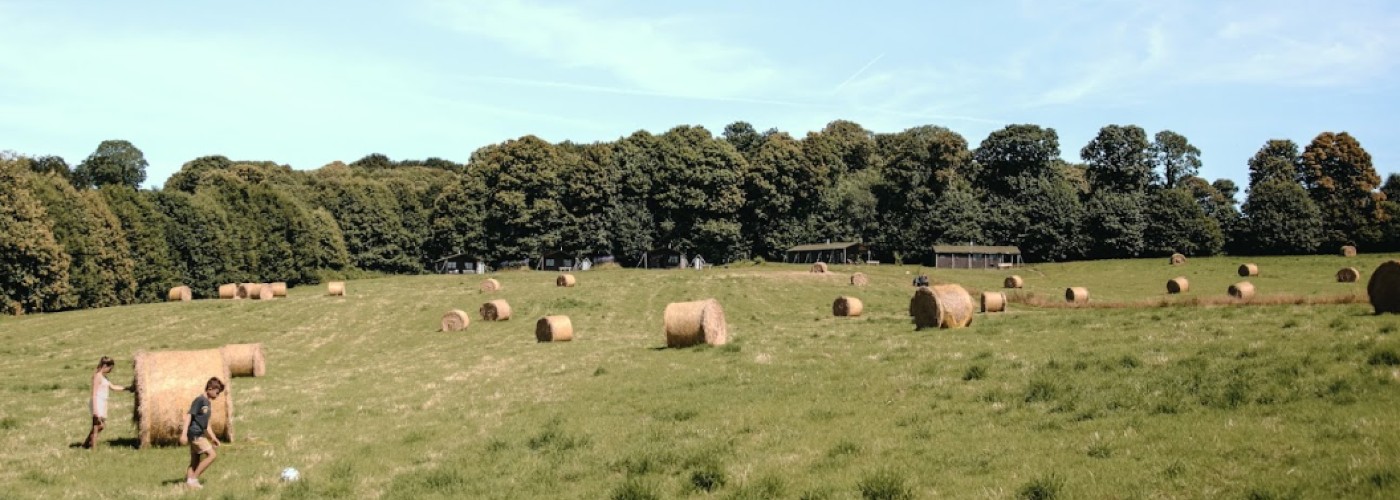 kinderen in veld boerderij frankrijk