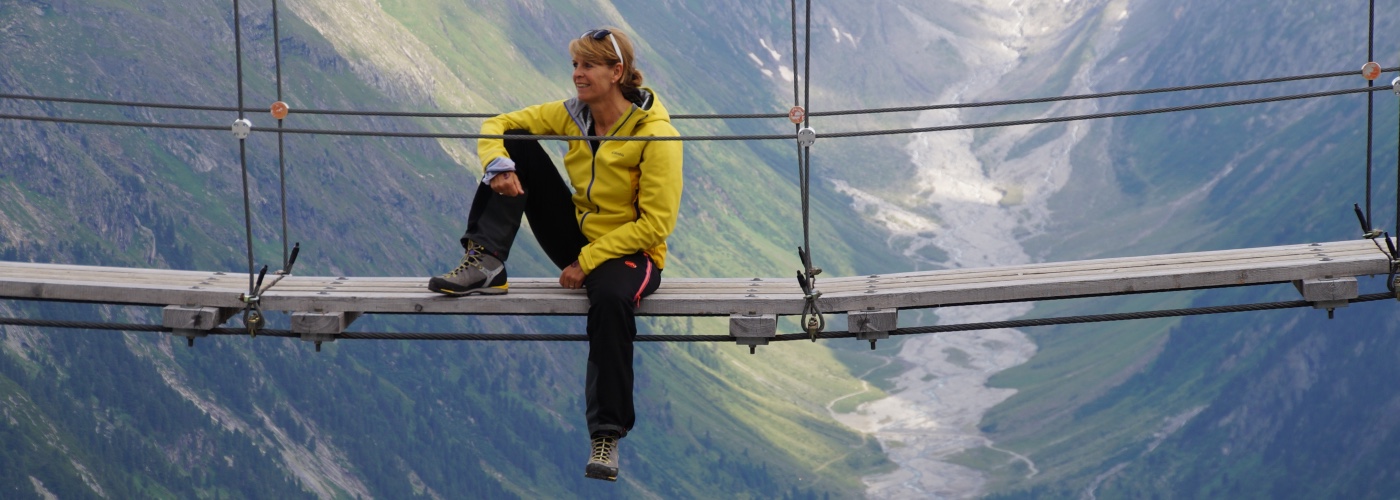Caroline op de brug in Tirol