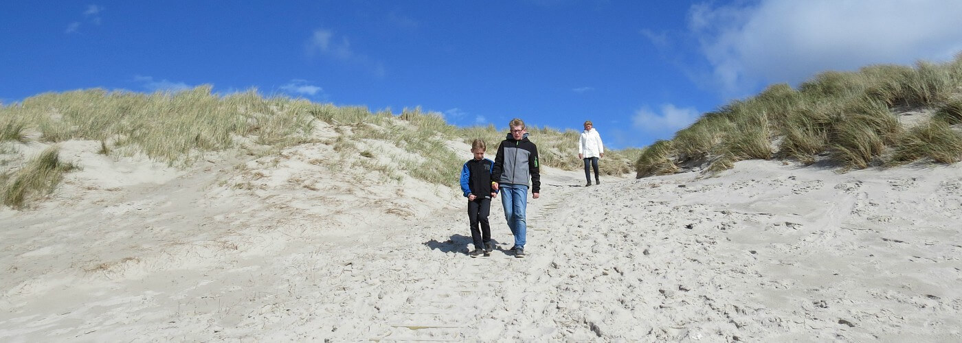 We lopen het Henne Strand op in Denemarken