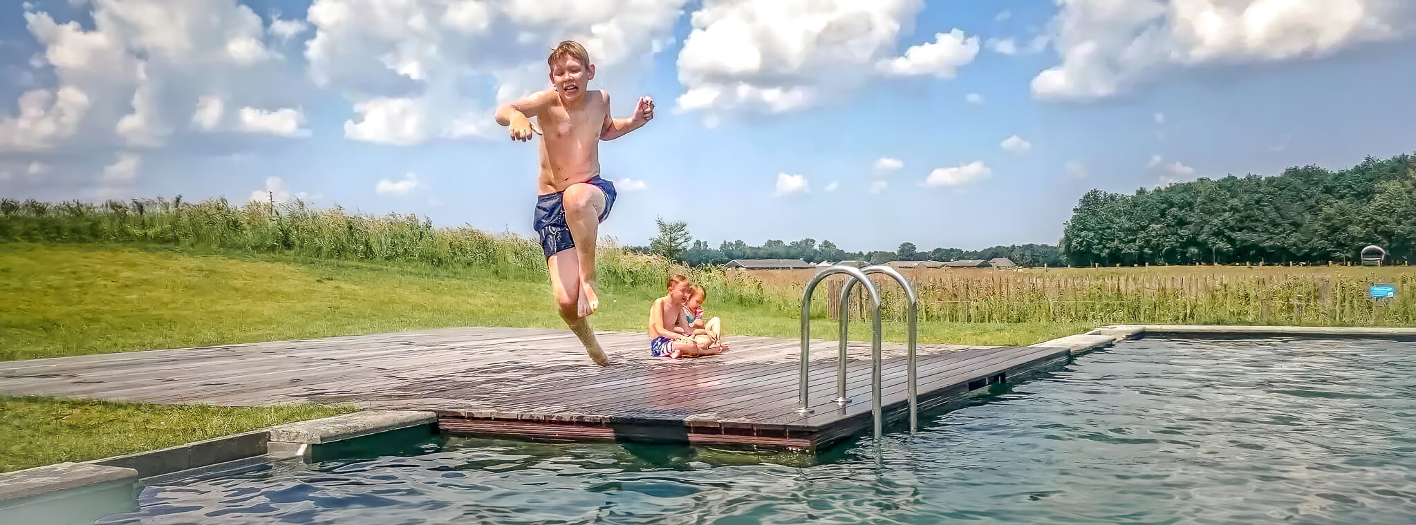 Een sprong in het natuurzwembad van Landal Orveltemarke