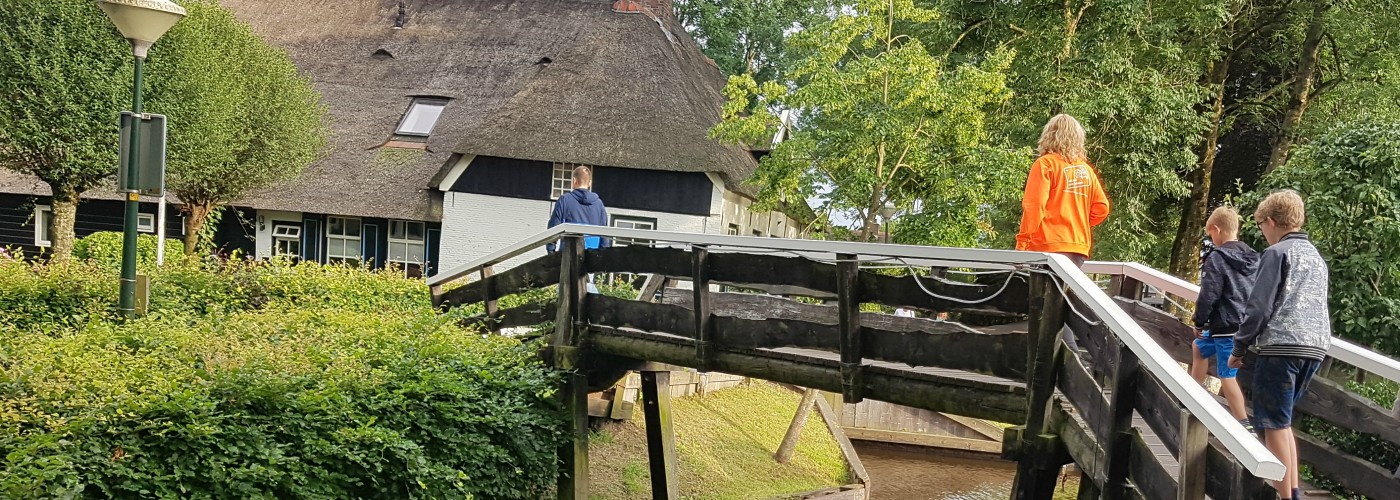 Eén van de vele bruggetjes in Giethoorn