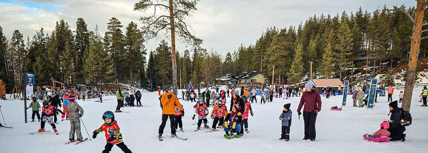 Kids maken plezier met Trolle en Trolla in Kläppen