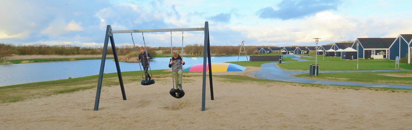 Op de schommel bij Landal Ronbjerg