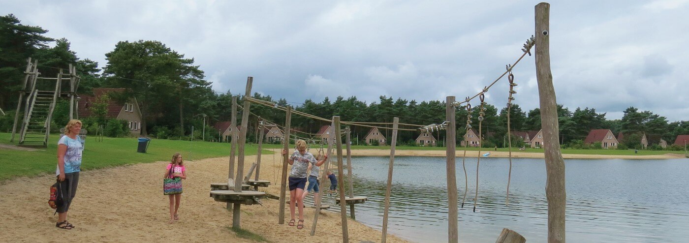 Het low rope parcours bij Landal 't Loo