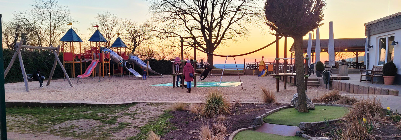 Landal Mont Royal speeltuin bij zonsondergang