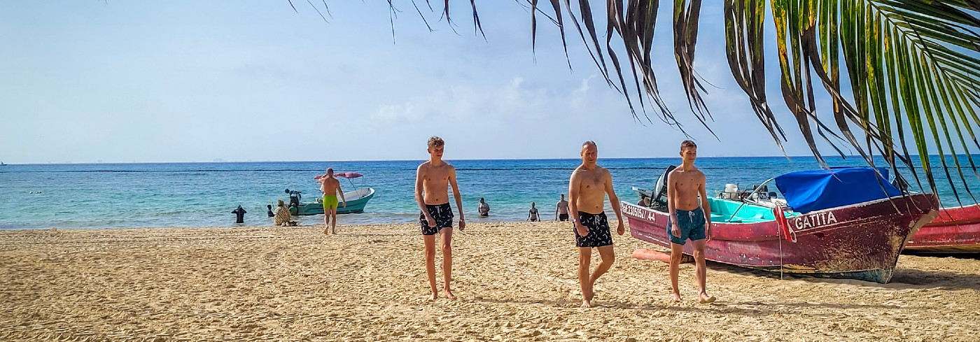 Met de kinderen op het strand in Mexico