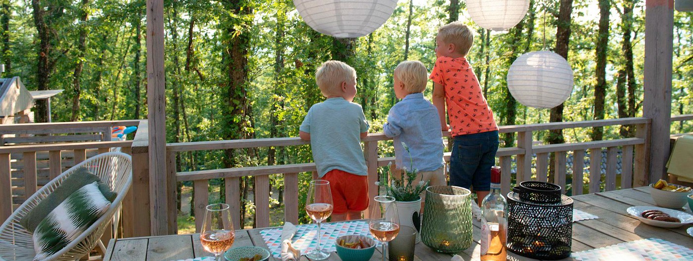 Kids op het terras van de stacaravan