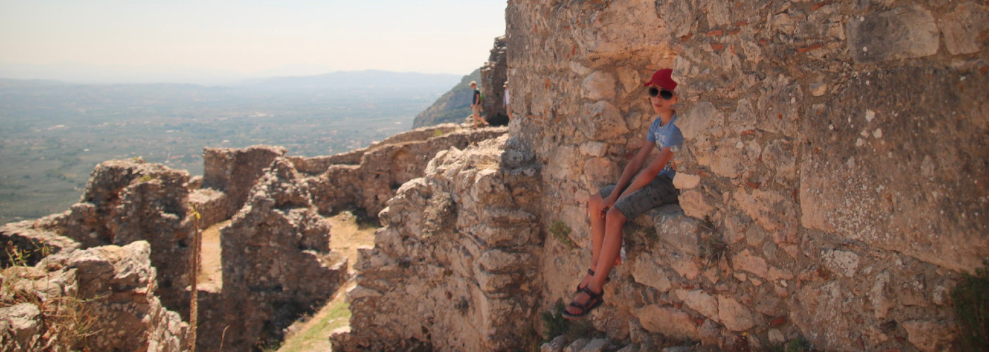 Tycho bij de ruïnestad Mystras