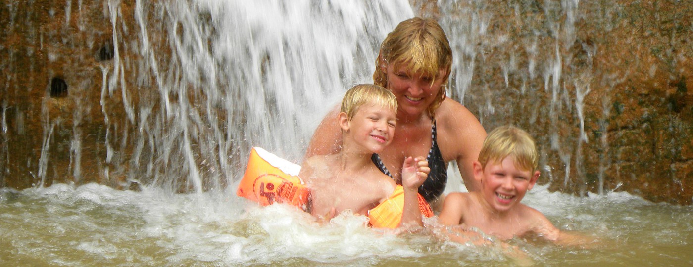 Plezier onder de waterval van Phu Sang