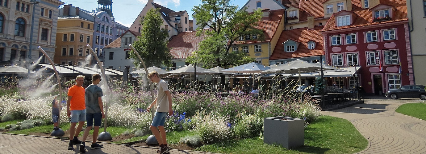 Plezier met de vernevelaars op een mooi plein in de oude stad van Riga