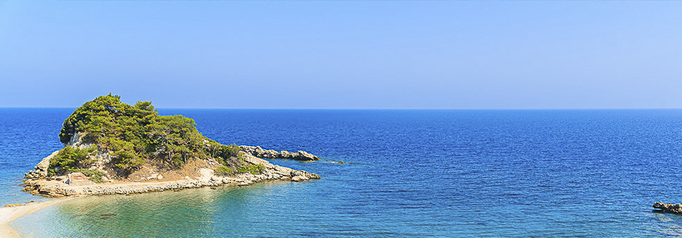 De helderblauwe kust van het rustige Samos