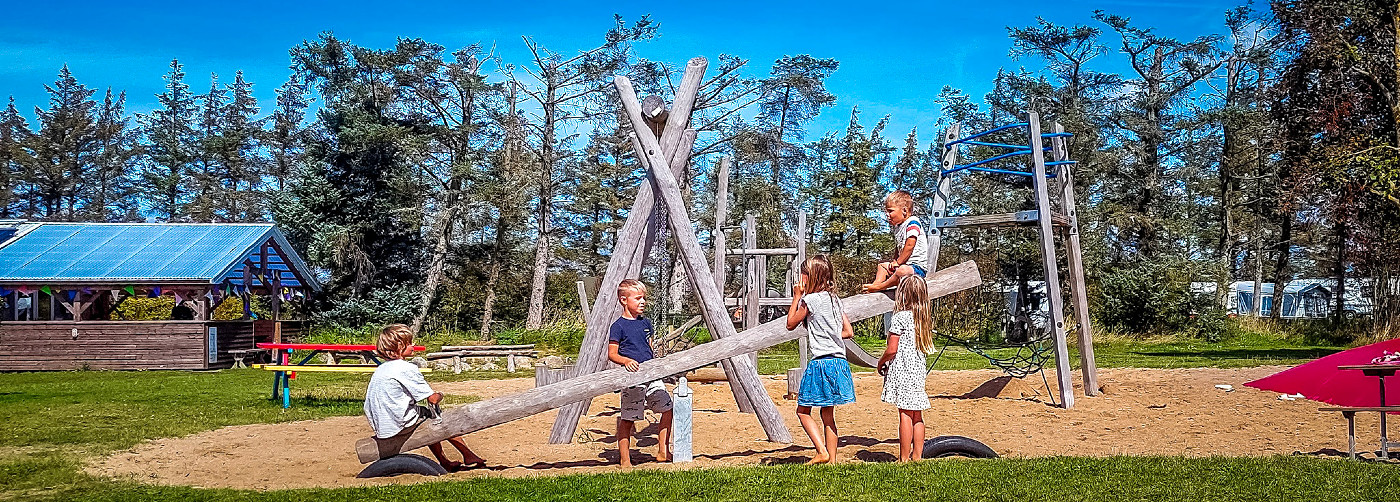 Spelen in de speeltuin van Ballum Camping