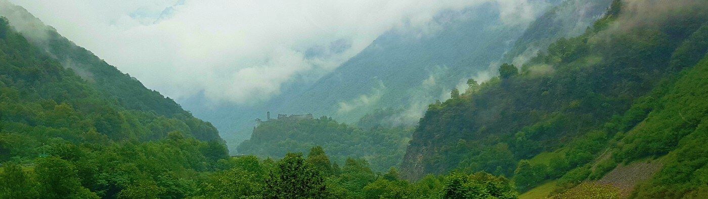 kasteel en lage bewolking in een dal in Zwitserland