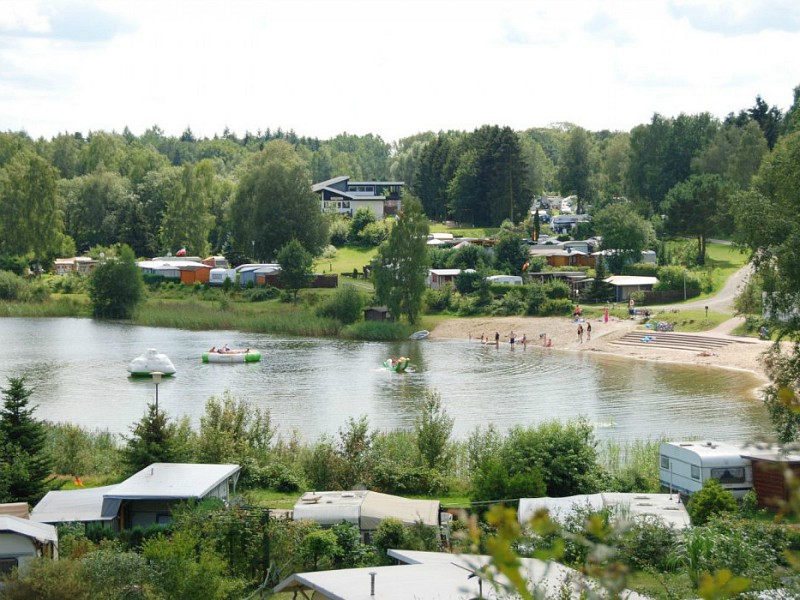 Vakantiepark met meertje