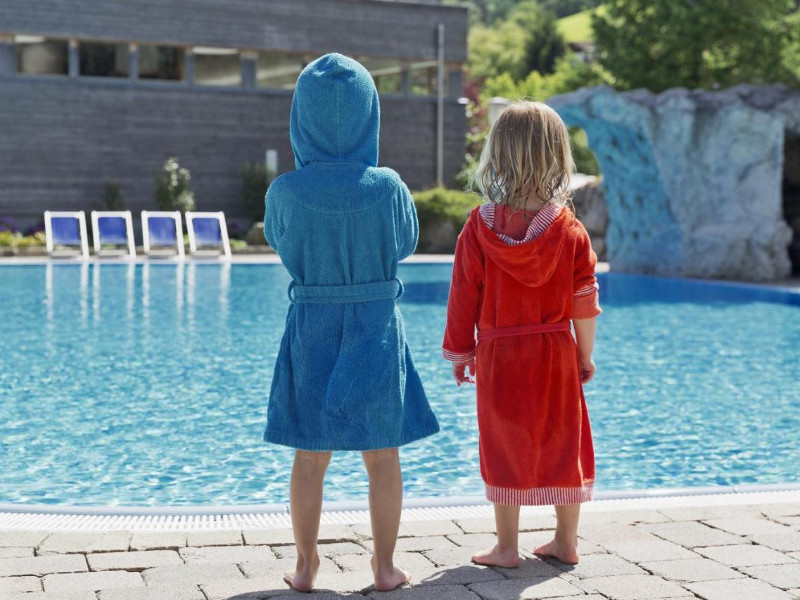 Het buitenbad van camping vakantiepark Hell in Fügen