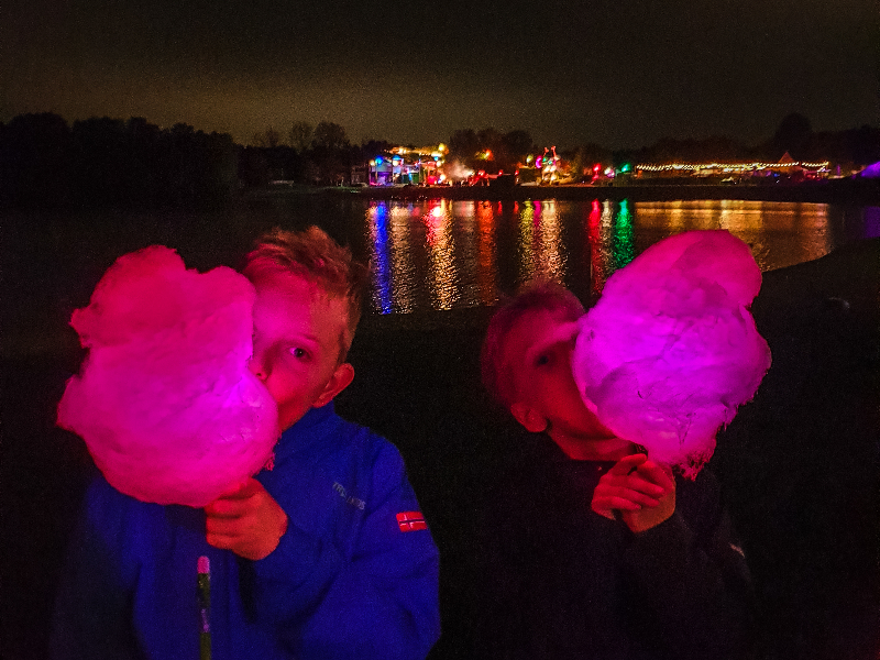 Tijdens het Herfstival op BillyBird Hemelrijk kun je zelfs verlichte suikerspinnen snoepen!