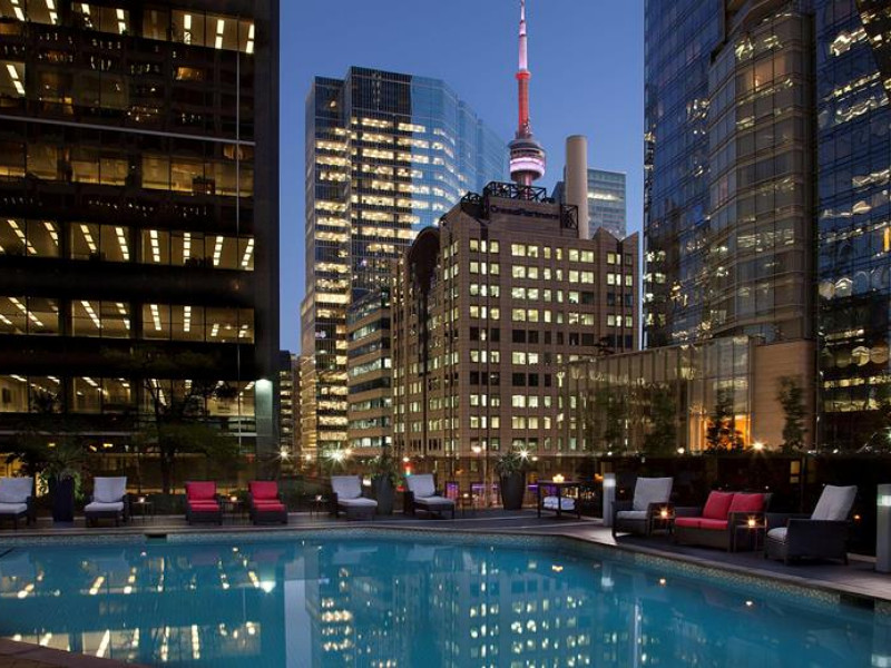 Het zwembad van het Hilton hotel in Toronto