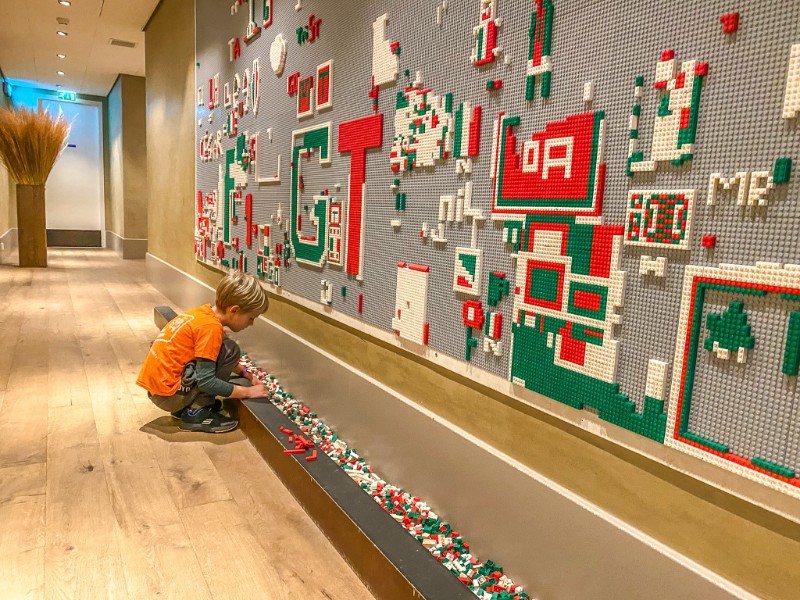 De zoon van Elisabeth speelt met Lego in restaurant Gusto op resort Hof van Saksen