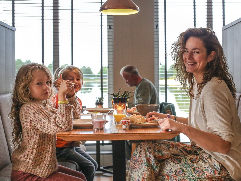 Elisabeth en haar kids aan het ontbijtbuffet op Hof van Saksen