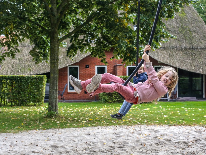 De kinderen van Elisabeth in een speeltuintje op resort Hof van Saksen tijdens een weekendje weg