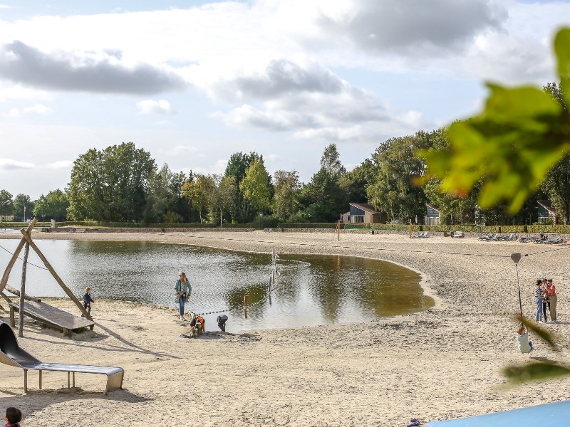 Het strand aan het recreatiemeer op Hof van Saksen