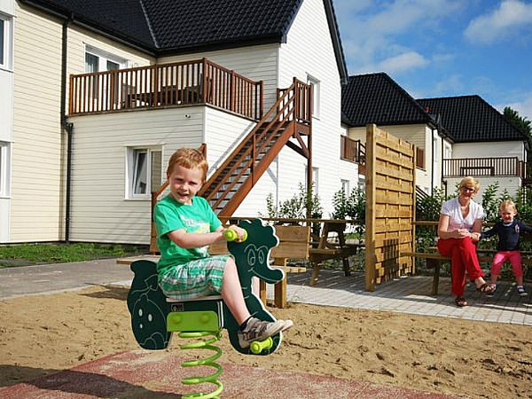 Jongentje speelt in de speeltuin bij de appartementen Oye Plage