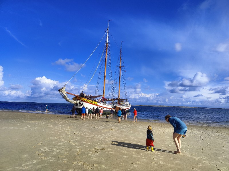 schip op het strand met mensen